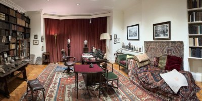Panoramic view of the insight of the consulting room in the Freud Museum