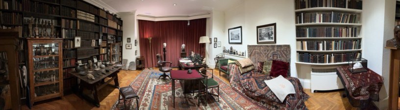 Panoramic view of the insight of the consulting room in the Freud Museum